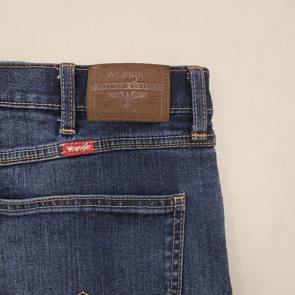 Wrangler Straight Fit Jeans - Picture 10 of 11